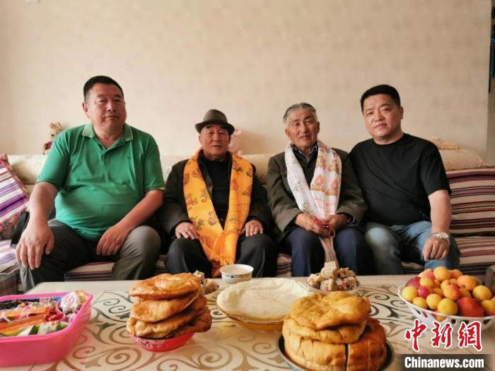 圖為張輝剛(右一)拜訪甘肅肅南縣裕固族德高望重的老人。(資料圖) 張輝剛供圖