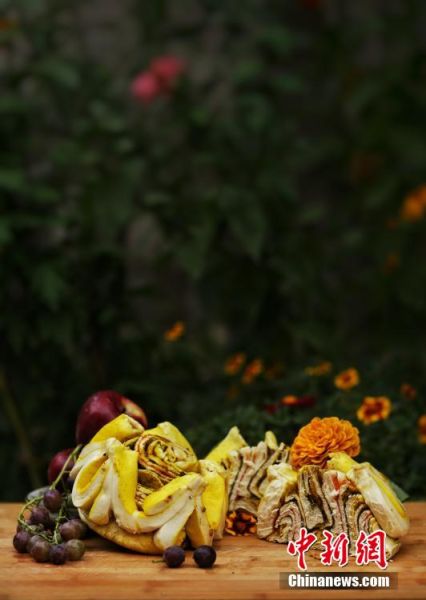 圖為做好的月餅，狀似玫瑰，切開后層層疊疊，色彩斑斕。張文 攝