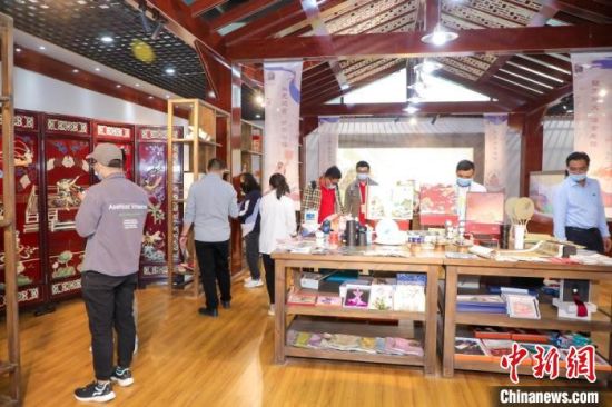 圖為甘肅“一會一節(jié)”期間，位于敦煌的天水市展館中，民眾觀賞文創(chuàng)產(chǎn)品?！「拭C省文化和旅游廳供圖