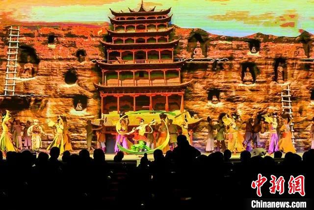 開幕式文藝展示“相約敦煌”，通過數(shù)字技術將莫高窟“搬到”演出現(xiàn)場?！「拭C省文化和旅游廳供圖