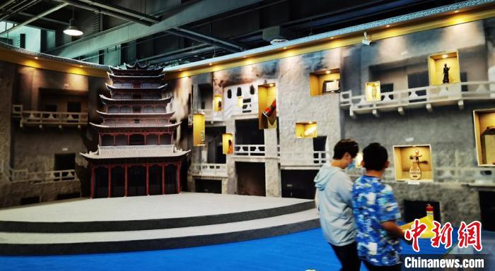 該展覽還借助科技手段，復(fù)原“藏經(jīng)洞”場(chǎng)景，將莫高窟“搬進(jìn)”展廳?！《∷?攝