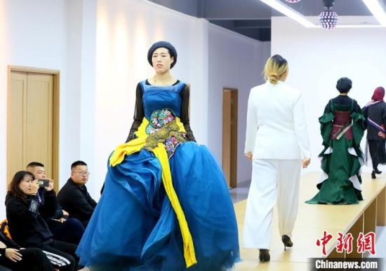 東鄉(xiāng)繡娘在T臺走秀?！「哒?攝