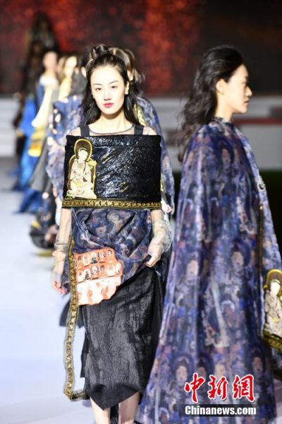 圖為敦煌服裝秀展示。 殷春永 攝