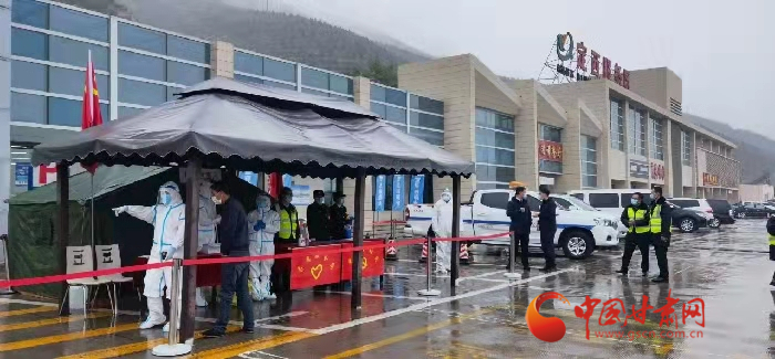 【甘快看】甘肅高速設(shè)置流動(dòng)核酸檢測(cè)點(diǎn)為貨車司機(jī)免費(fèi)提供核酸檢測(cè)