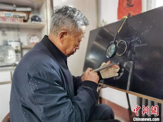 圖為陶世清在創(chuàng)作中?！钅?攝