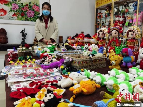 圖為隴原巧手展示手工藝品。(資料圖) 徐雪 攝