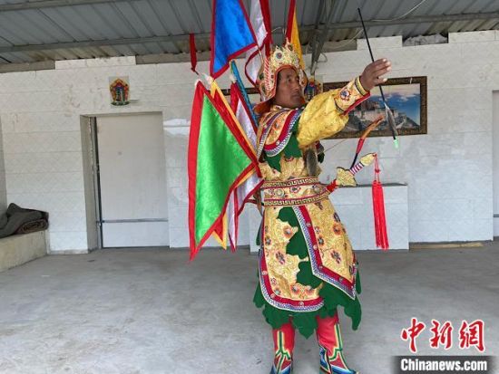 圖為完代才讓在外木村戲臺(tái)出演。　宋子昕 攝