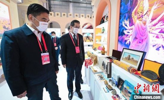 圖為甘肅省副省長(zhǎng)孫雪濤(左)與甘肅省文化和旅游廳廳長(zhǎng)陳衛(wèi)中(右)一同參觀“甘肅館”?！「拭C省文化和旅游廳供圖