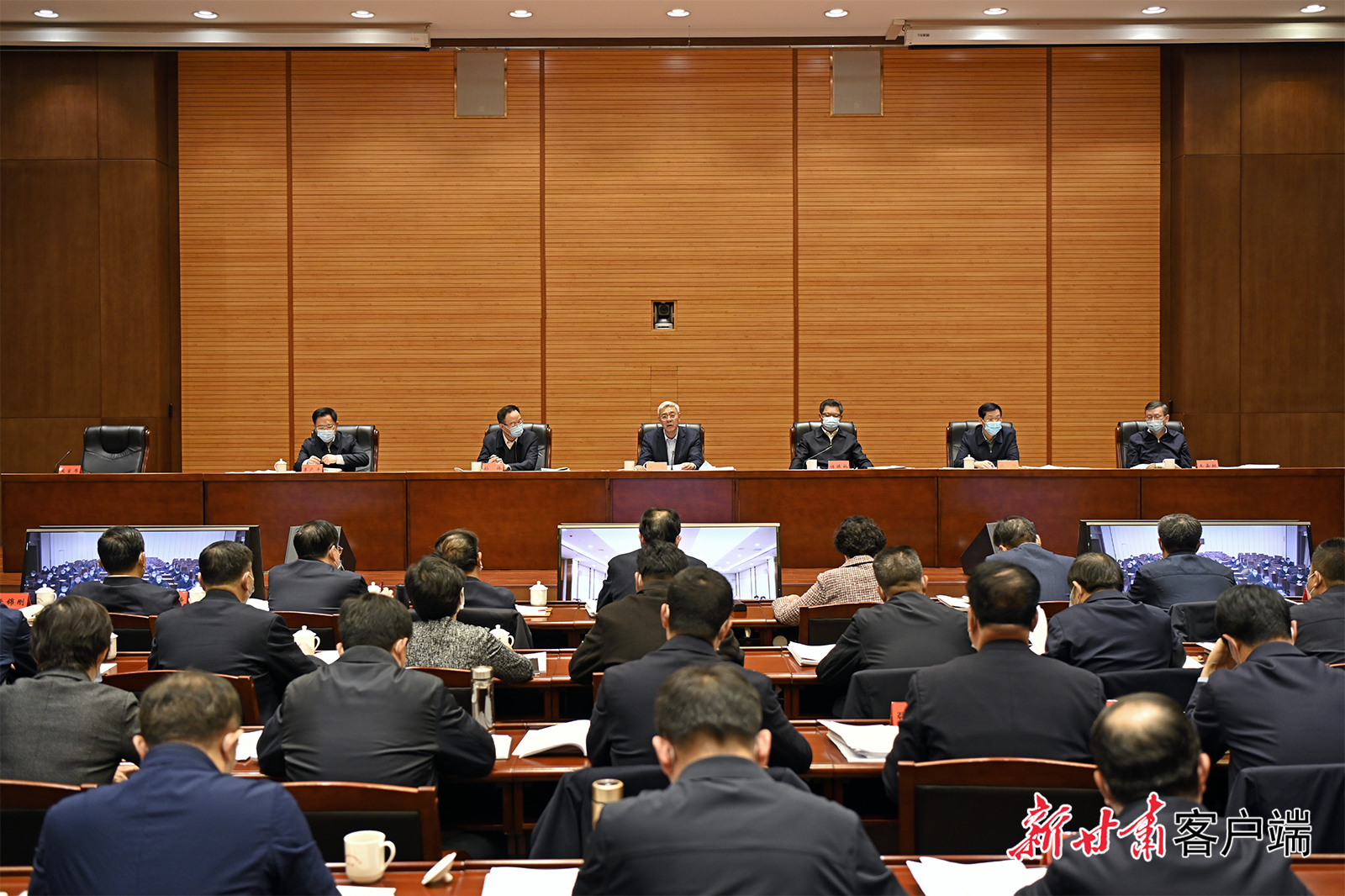 尹弘在省委農(nóng)村工作領(lǐng)導(dǎo)小組會議上強調(diào)：以深厚為民情懷鞏固拓展脫貧攻堅成果，用高度負責精神扎實做好備考迎評工作