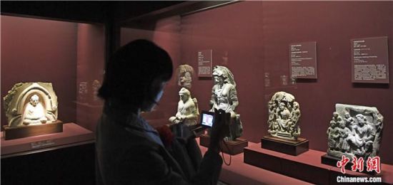 2018年8月，《平山郁夫的絲路世界——平山郁夫絲綢之路美術館文物展》在甘肅敦煌莫高窟開展。中新社記者 楊艷敏 攝