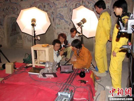 敦煌研究院與日本東京文化財研究所合作進行第285窟多光譜無損調(diào)查工作現(xiàn)場。中新社發(fā) 婁婕 供圖