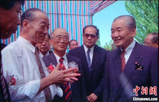 1994年8月，時任日本首相竹下登(右一)與時任敦煌研究院院長段文杰在莫高窟親切交談。中新社發(fā) 婁婕 供圖