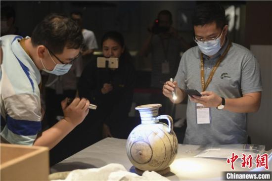 2020年6月，在長沙博物館舉行“從地中海到中國：絲路寶藏——平山郁夫絲綢之路美術館藏文物展”前，專家開箱鑒定文物。中新社記者 楊華峰 攝
