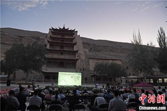 2018年8月，在敦煌莫高窟標志性建筑“九層樓”前，《回顧平山郁夫先生的貢獻》座談會舉行。來自中日兩國的專家、學者共同懷念這位情系敦煌數(shù)十載的繪畫巨匠、中日友好的文化使者、世界文化遺產(chǎn)的守護者。中新社記者 楊艷敏 攝