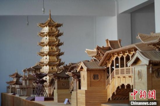 圖為古建筑模型制作技藝傳習(xí)所展廳內(nèi)的微縮古建筑作品?！【琶赖┰?　攝