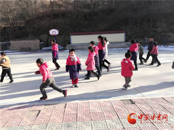 中國甘肅網(wǎng)“新年新衣”在行動 今天讓我們把關注的目光投向這17名山村孩子