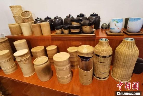 圖為展陳的一件件精致可愛的竹編農(nóng)具工藝品?！●T志軍 攝