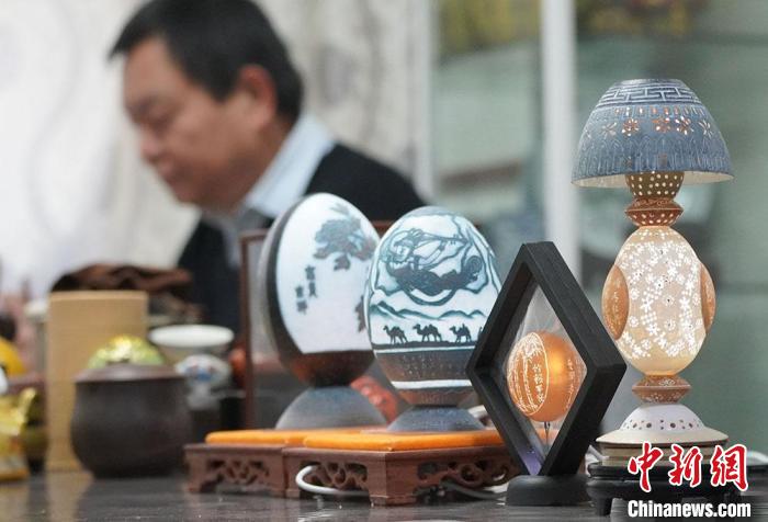 圖為吳義澤完成的蛋雕作品。　九美丹增 攝