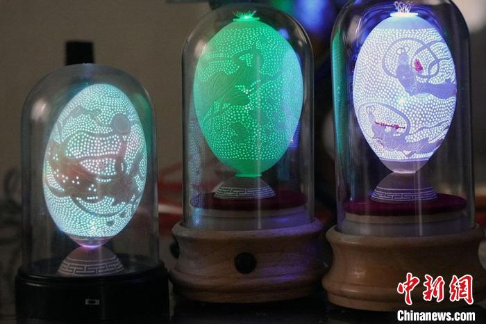 圖為以敦煌飛天為元素的蛋雕作品?！【琶赖ぴ?攝