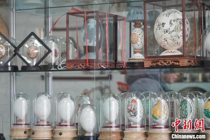 圖為吳義澤收藏柜內(nèi)的蛋雕作品?！【琶赖ぴ?攝