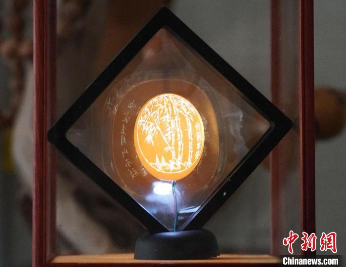 圖為吳義澤新包裝給蛋雕呈現(xiàn)立體感?！【琶赖ぴ?攝