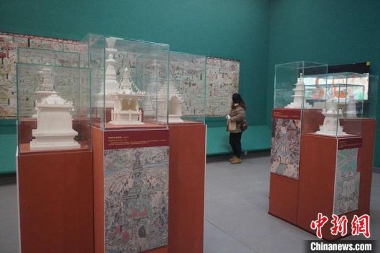 圖為觀眾欣賞數(shù)字復(fù)制壁畫(huà)?！【琶赖┰?攝