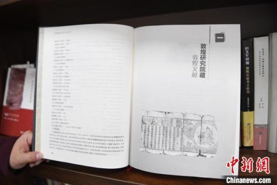 《甘肅藏敦煌遺書(shū)研究文獻(xiàn)引得》編纂耗時(shí)8年，收錄研究文獻(xiàn)數(shù)據(jù)總計(jì)17000條，時(shí)間跨越110年。　楊艷敏 攝