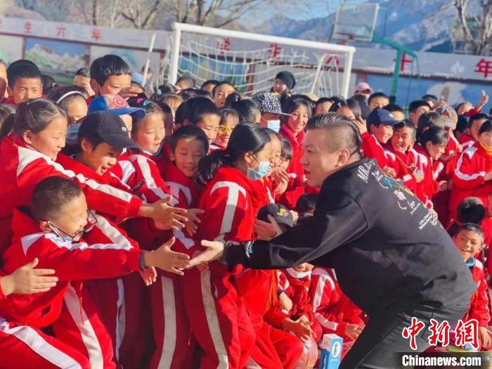 1月初，第五屆“街舞進(jìn)藏鄉(xiāng)”公益助學(xué)活動(dòng)在甘肅甘南結(jié)束，旨在讓藏族學(xué)子感受到街舞魅力?！￡惿菩?攝