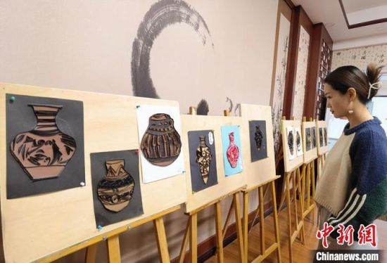 圖為學(xué)生用衍紙材料制作的彩陶紋飾?！⒂裉?攝