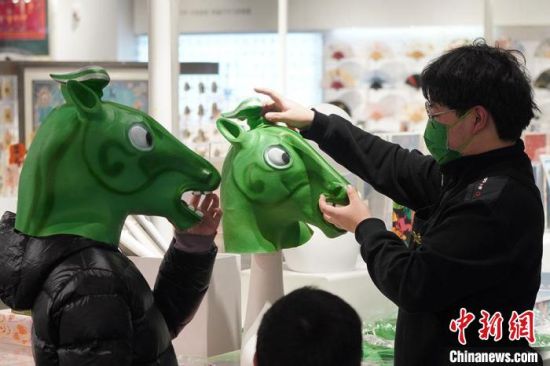 圖為“神馬來了”銅奔馬頭套。　九美旦增 攝