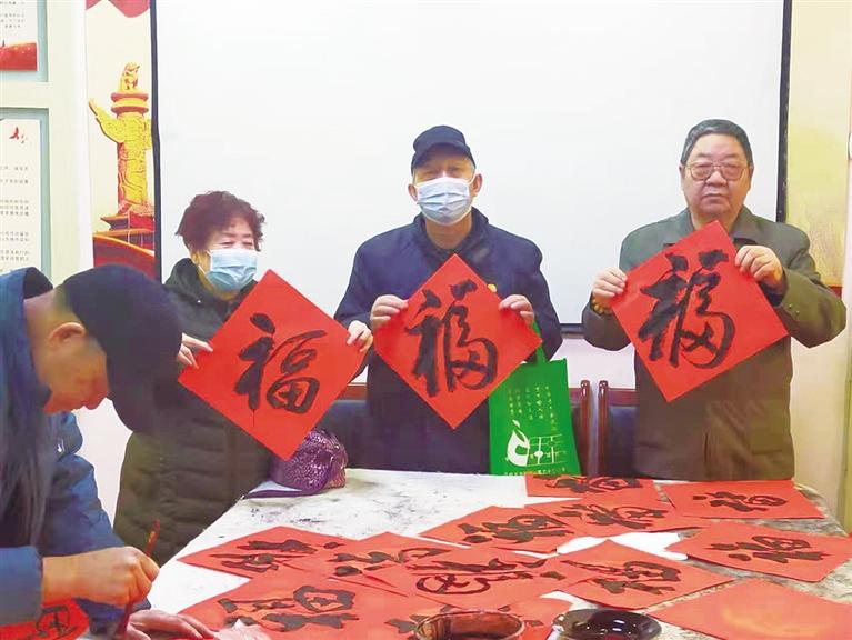 蘭州：“幸福敲門 新春送?！被顒忧榕f家