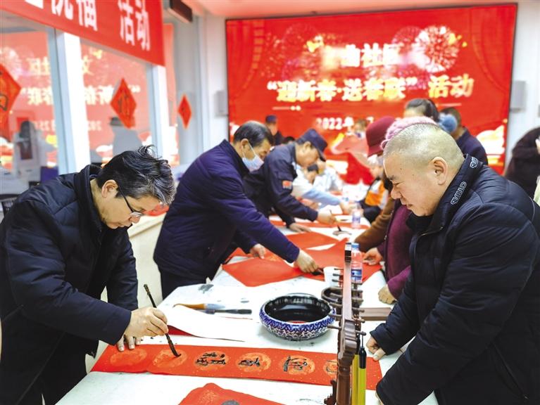 蘭州新區(qū)開展“墨香四溢送春聯(lián)·情暖文曲送祝?！被顒?>
        </a><em>蘭州新區(qū)開展“墨香四溢送春聯(lián)·情暖文曲送祝福”活動</em></li>
    <li><a  target=