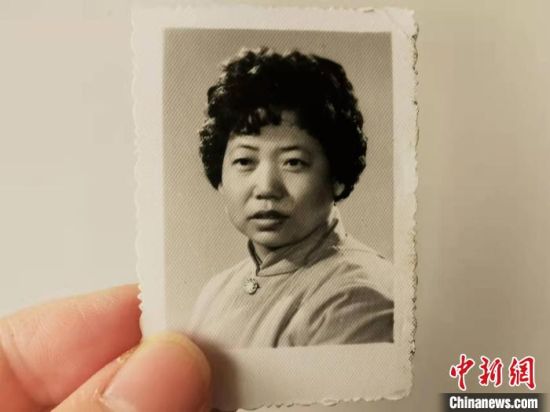 圖為20世紀80年代，蘭州照相館拍攝的人物肖像照，如今仍然有很多人選擇拍攝這樣的照片留作紀念?！⊥跄劣?攝