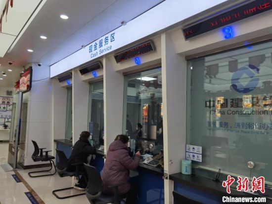 圖為蘭州市民在銀行兌換新鈔?！⌒煅?攝