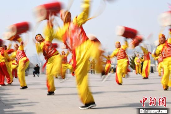 2019年2月19日，演員在黃河岸邊的蘭州水車(chē)博覽園內(nèi)進(jìn)行太平鼓表演，歡慶元宵佳節(jié)。(資料圖) 　楊艷敏 攝