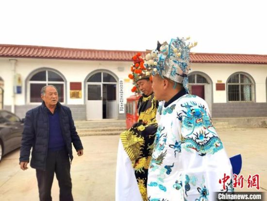 圖為69歲的“苦水高高蹺”國家級傳承人巨海全(左一)，叮囑徒弟們高高蹺練習(xí)技巧要領(lǐng)?！￠Z姣 攝