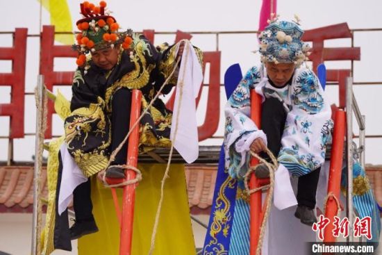 圖為“苦水高高蹺”表演者通過麻繩將腳固定在腳踏板，并在腿部纏繞六七圈。　九美旦增 攝