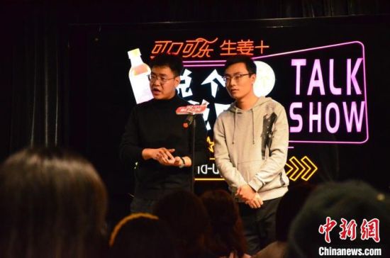 圖為脫口秀演員搭檔表演?！钅?攝