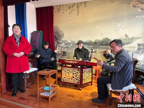 圖為蘭州鼓子表演者王常玉登臺演唱，她是這項(xiàng)入列國家級非物質(zhì)文化遺產(chǎn)的曲藝表演者中，為數(shù)不多的女演員?！堨下?攝