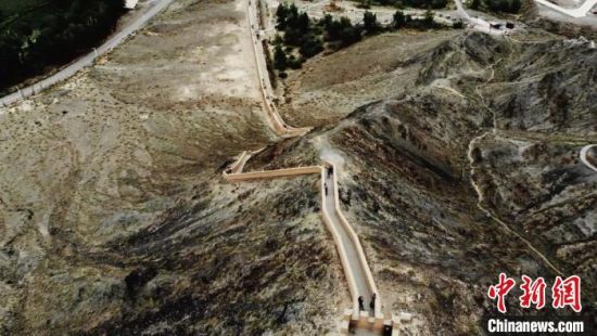 圖為甘肅嘉峪關(guān)懸臂長城吸引游客打卡 。(資料圖) 李亞龍 攝