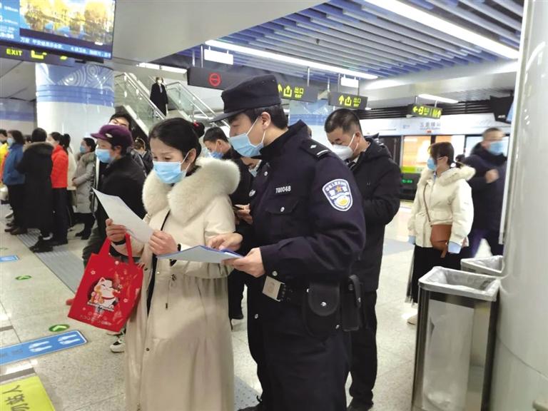 講解詐騙套路 普及“斷卡”常識 蘭州城關公安分局、交通治安分局聯(lián)合反詐宣傳進地鐵