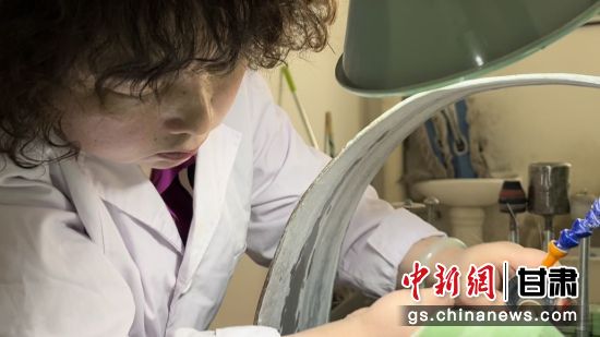 夜光杯制作學(xué)徒謝小琴坦言，雖工作枯燥，但是能夠掌握國(guó)家級(jí)非遺技藝是很自豪的。王牧雨 攝