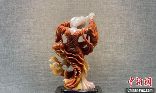 圖為翩然起舞的飛天玉雕。　高瑩 攝