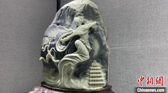 圖為李學(xué)平的玉雕作品?！「攥?攝