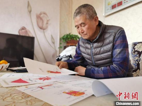 圖為陸鵬飛向記者展示多年帶隊的手寫筆記?！堟?攝