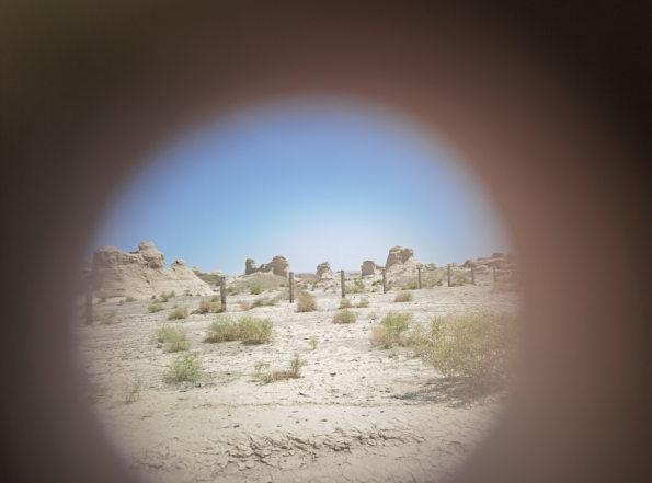 插圖2：透過河西走廊遺存的古陶片孔洞所見。攝影：陳曉斌。拍攝日期：2020年6月。