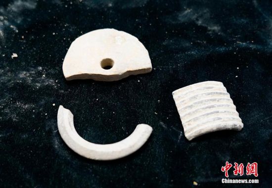 圖為靜寧縣賈河鄉(xiāng)竇坪村出土的佩飾。 夏劍鋒 攝