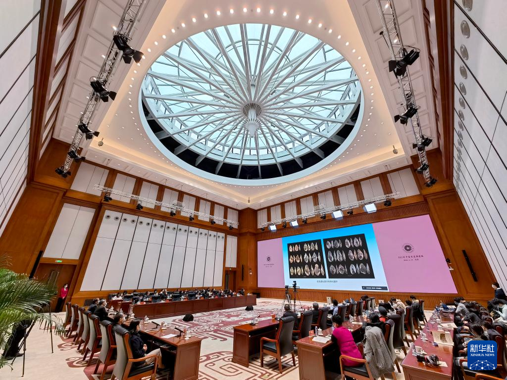 3月18日，“中國(guó)社會(huì)科學(xué)院考古學(xué)論壇·2021年中國(guó)考古新發(fā)現(xiàn)”進(jìn)行入選項(xiàng)目報(bào)告環(huán)節(jié)（手機(jī)照片）。