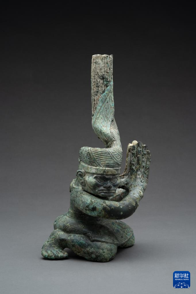 四川廣漢市三星堆商代遺址四號(hào)坑出土扭頭跪坐銅人像（資料圖）。