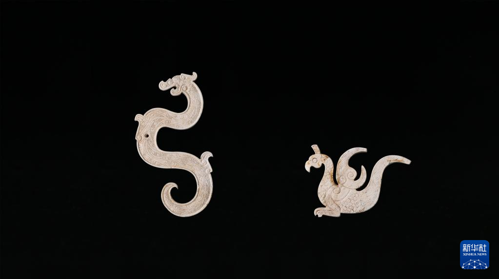 江西樟樹市國(guó)字山戰(zhàn)國(guó)墓葬出土玉龍、玉鳳（資料圖）。